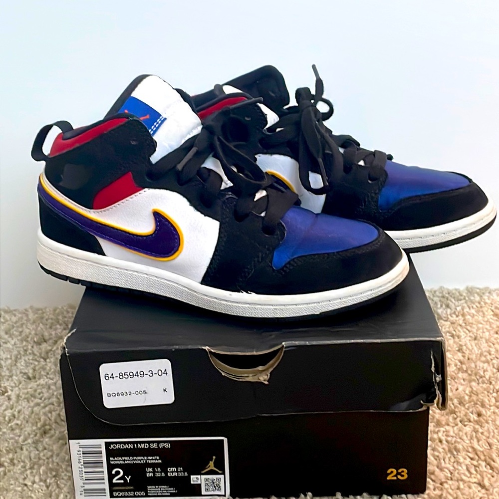 Size 2 Youth Jordan 1 Mid SE ‘Rivals’